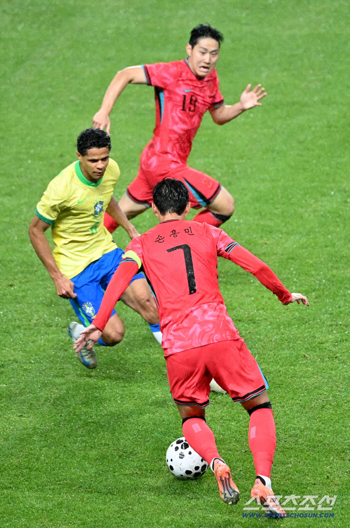  Lee Kang-in is rushing to catch Son Heung-min's ball