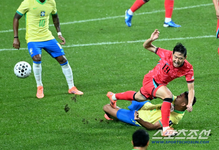  Lee Kang-in is surprised by Casemiro's deep tackle