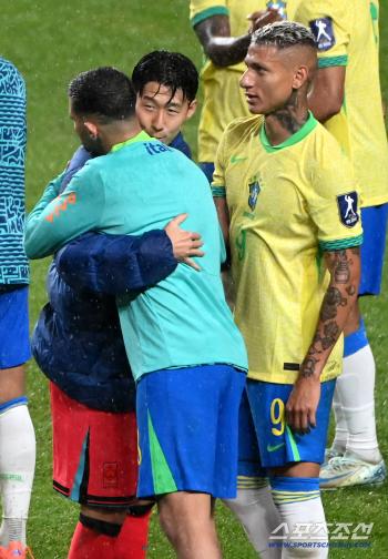  Son Heung-min greets Hishali Songgi Marangis