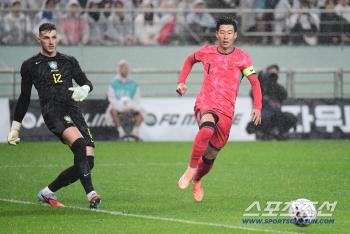 Son Heung-min tries to break through the center quickly