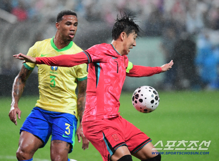  Son Heung-min tries to break through in front of Brazil's defense