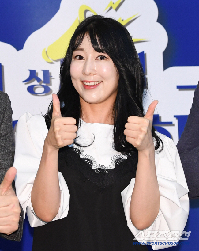 Sayuri, a single mother, opens her second act of life after five years of childbirth...It's so hard to debut as a translator