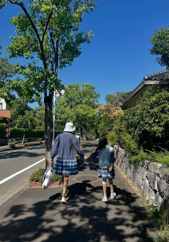Single mom Cho Yoon-hee, travelling in a couple look..Even the same pose. Bungeoppang mother and daughter