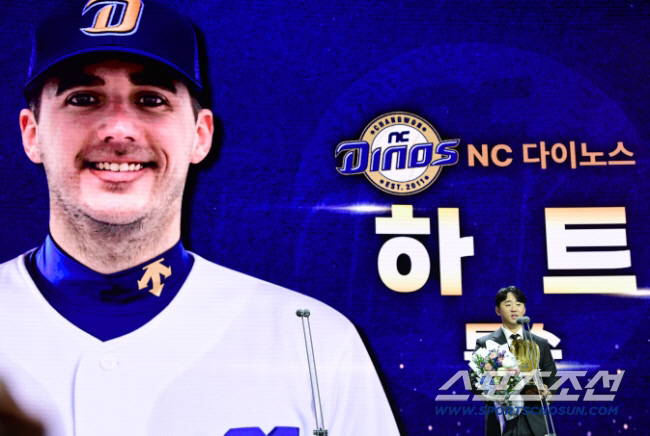 There are designated hitters who don't wear gloves, but one pitcher? When will the segmentation be realized