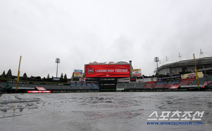 What's wrong with the weather? After the second round of the semi-PO, it's going to rain...Hanwha PO schedule is delayed. 