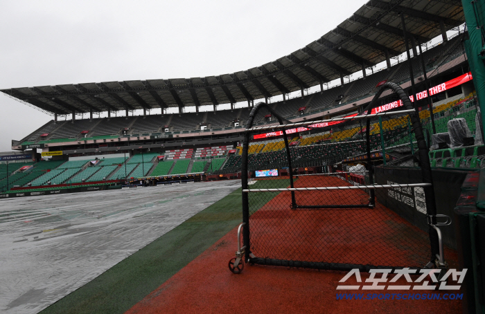 What's wrong with the weather? After the second round of the semi-PO, it's going to rain...Hanwha PO schedule is delayed. 