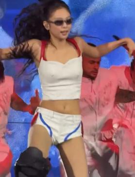 BLACKPINK’s Jennie Stuns Fans with Bold No-Bra Stage Fashion and Confident Performance