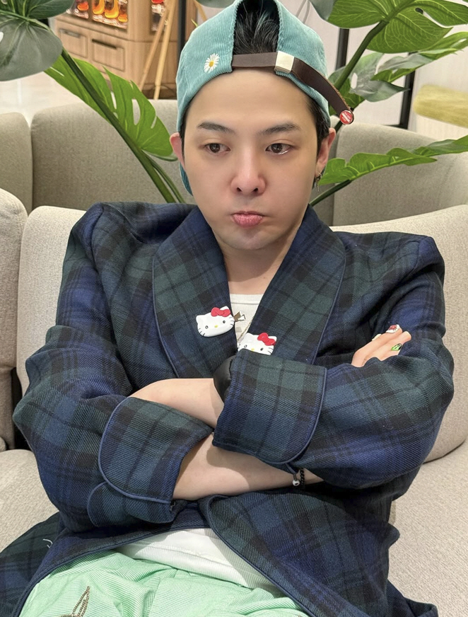 G-Dragon Shows Off His Sexy Back