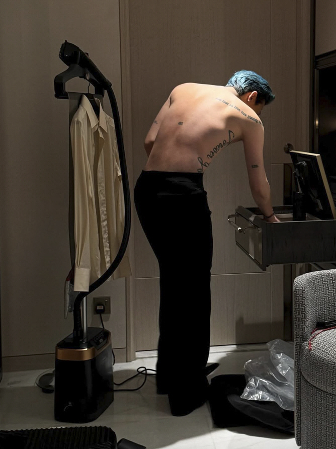 G-Dragon Shows Off His Sexy Back