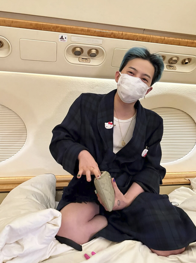 G-Dragon Shows Off His Sexy Back