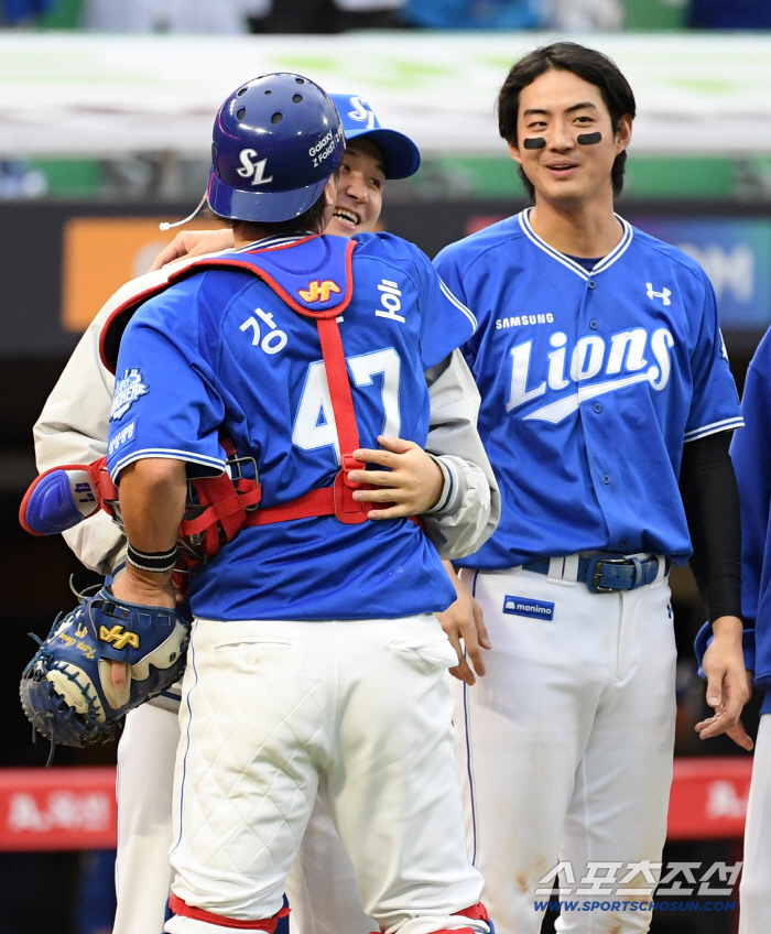 I came thinking of ending nightmares. It's a spoonful of courage that makes the difference, and Choi Won-tae's legacy permeates his delighted colleagues like great reason