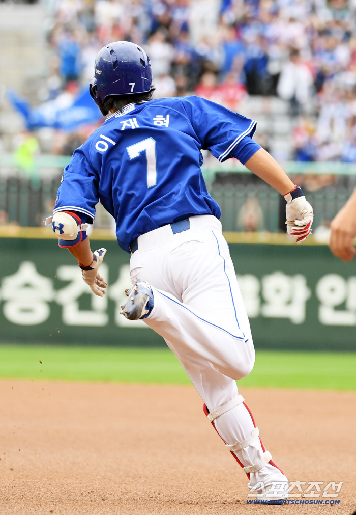 I came thinking of ending nightmares. It's a spoonful of courage that makes the difference, and Choi Won-tae's legacy permeates his delighted colleagues like great reason