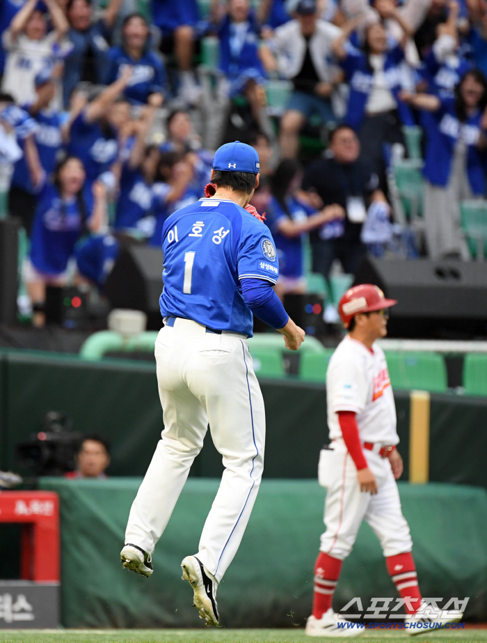 I came thinking of ending nightmares. It's a spoonful of courage that makes the difference, and Choi Won-tae's legacy permeates his delighted colleagues like great reason