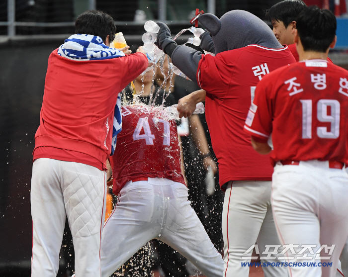 It's autumn. Dopamine is so much fun for other team fans! → Furado came out in the bottom of the ninth inning after the iron wall finish was broken! 