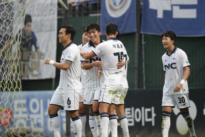  E-Land laughed, fighting like a promotion warByun Kyung-joon overpowered Kimpo 1-0 in the theater and jumped to 5th place