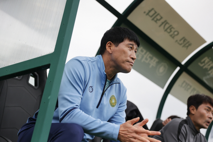  E-Land laughed, fighting like a promotion warByun Kyung-joon overpowered Kimpo 1-0 in the theater and jumped to 5th place