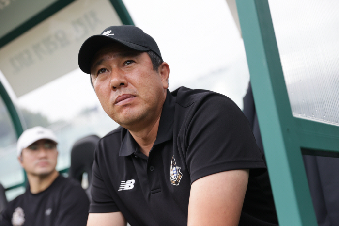  E-Land laughed, fighting like a promotion warByun Kyung-joon overpowered Kimpo 1-0 in the theater and jumped to 5th place