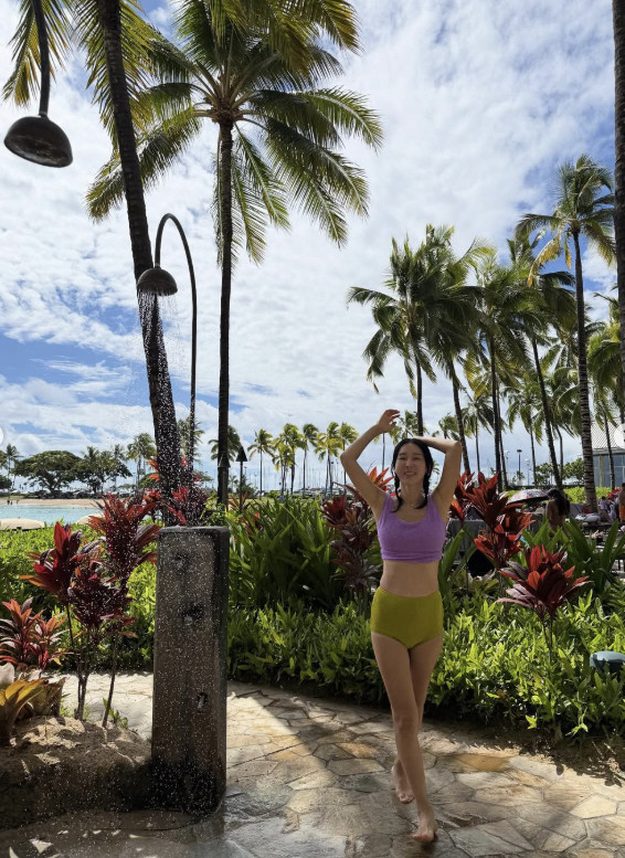 Lee Jihye's belly was a bit...Swimsuit Body Revealed in Hawaii