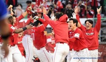 The man who rang SSG two years ago gifted him a walk-off home run I'm sorry for all this time. 