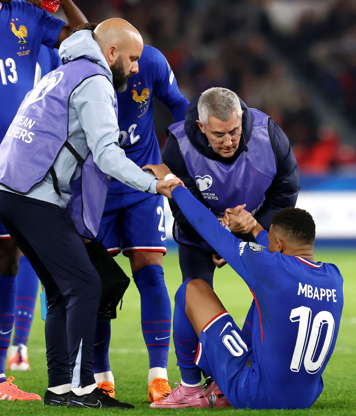  Scoring 10 consecutive games → Out Mbappe with ankle injury, eventually talks with Deschamps who dropped out of the national team