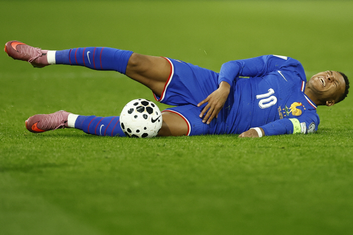  Scoring 10 consecutive games → Out Mbappe with ankle injury, eventually talks with Deschamps who dropped out of the national team