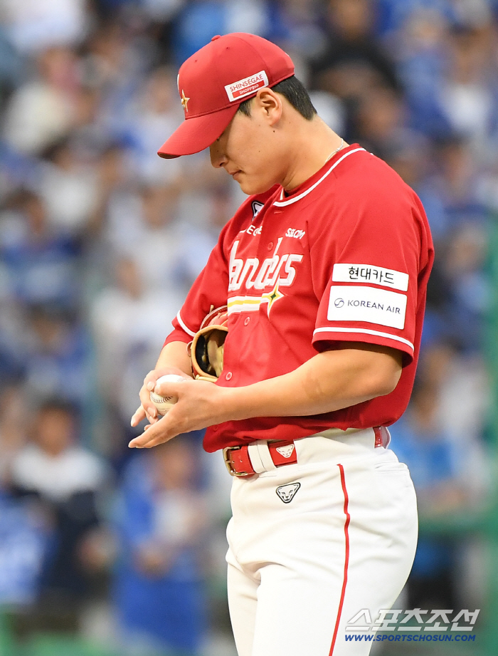  Cho Byung-hyun, the closing player, allowed to tie the game