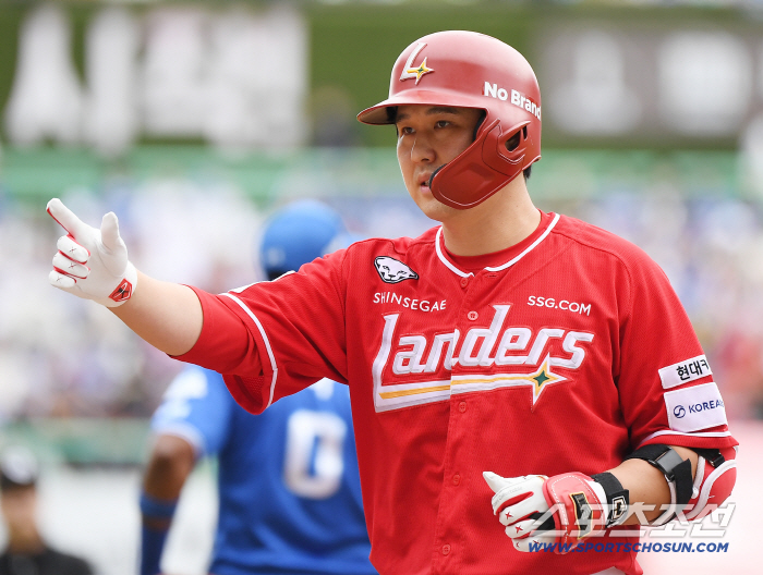  Choi Jung makes a timely RBI in the third inning
