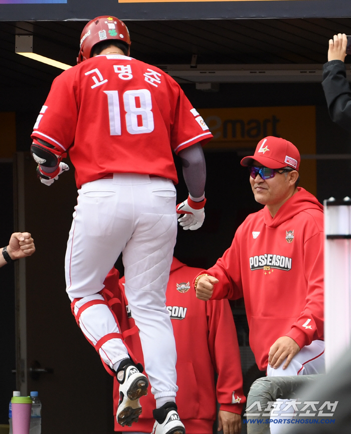  Coach Lee Sung-yong welcomes Ko Myung-joon, who hit a home run