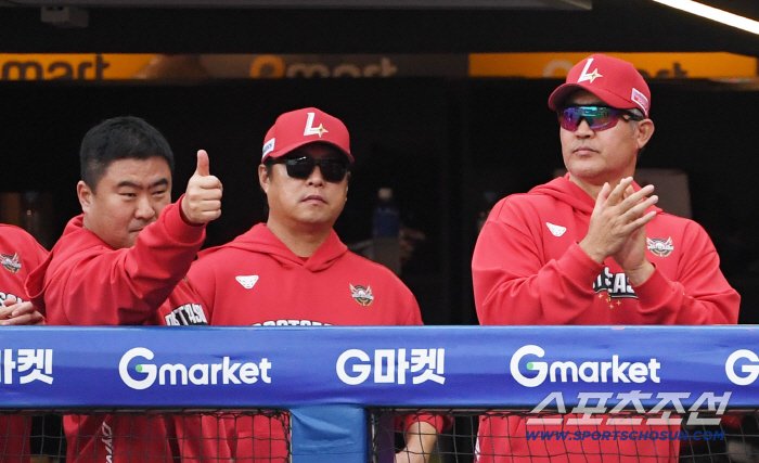  Coach Lee Sung-yong's important moment was catcher Cho Hyung-woo's shoulder shining