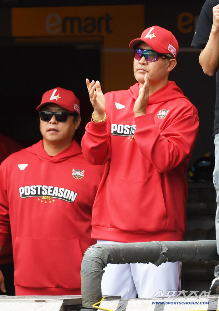  Director Lee Sung Yong, Choi Jeong Nice batting