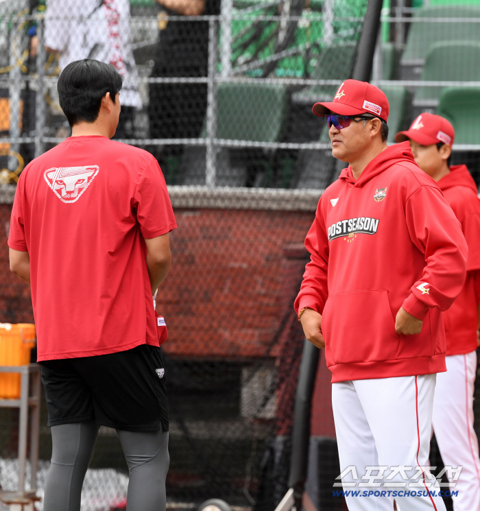 Director Lee Sung-yong talks with Cho Hyung-woo