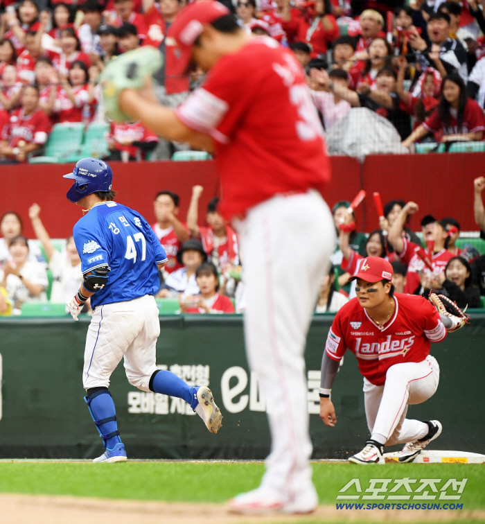  Kang Min-ho's shortstop Park Sung-han is out