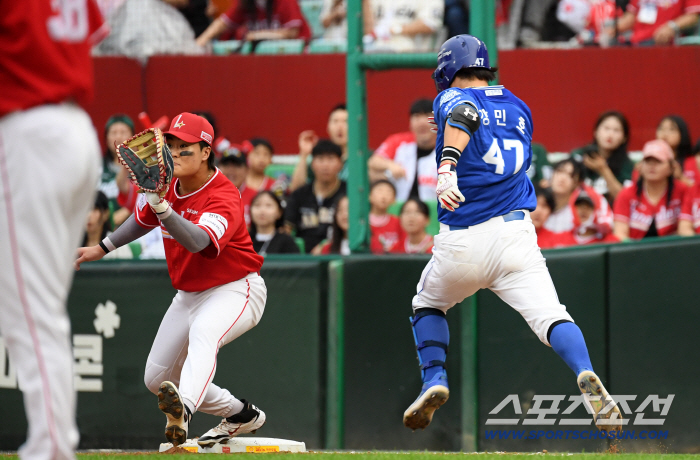  Kang Min-ho's shortstop Park Sung-han is out