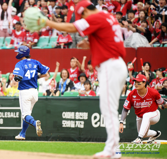  Kang Min-ho's shortstop Park Sung-han is out
