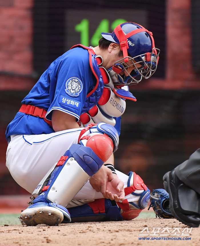  Kang Minho in pain