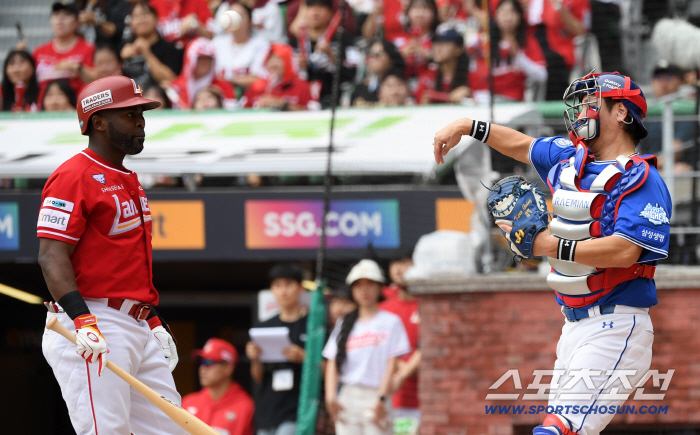  Kang Minho is striking out Herredia