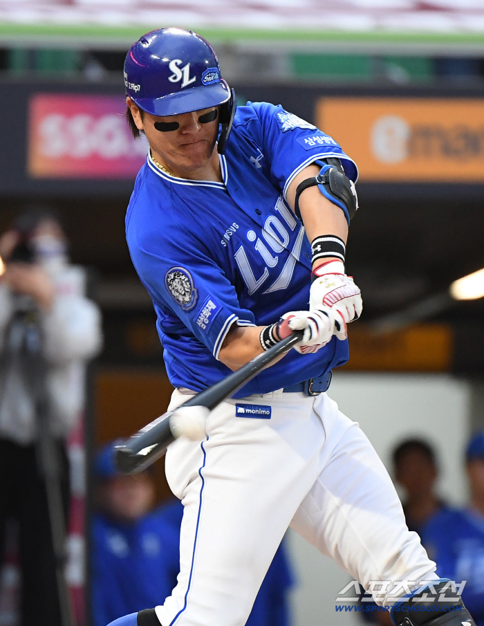  Kang Minho makes a timely hit