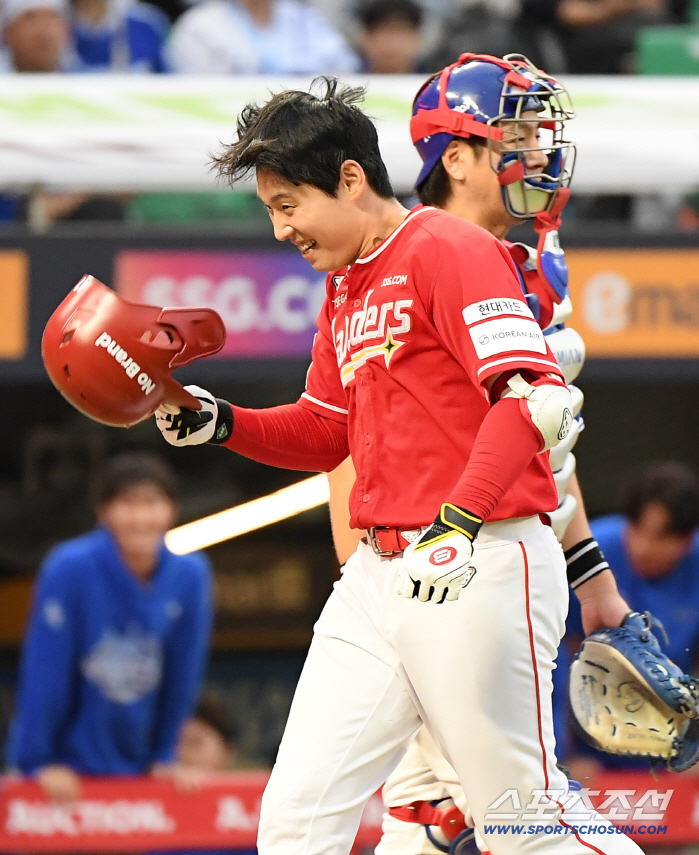  Kim Sung-wook hits a walk-off home run