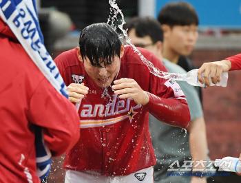  Kim Sung-wook, a walk-off gun, is a thrilling water shower after winning MVP
