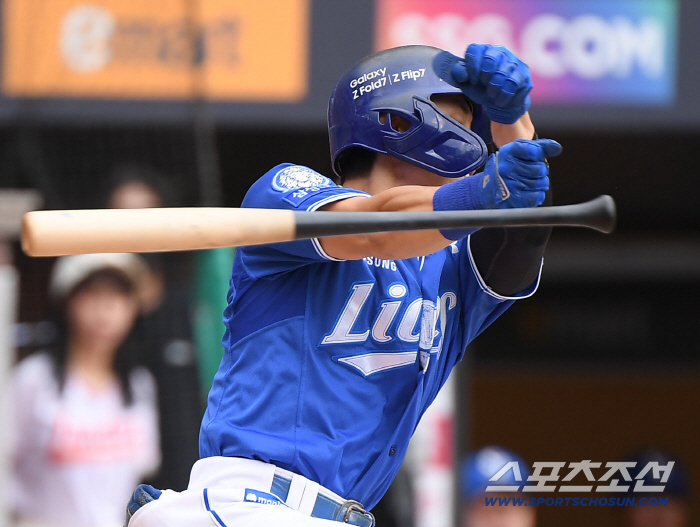  Kim Sung-yoon misses the bat on Kim Gun-woo's ball