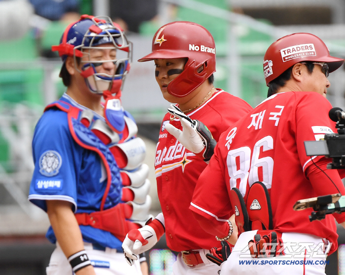  Ko Myung-joon launched a home run in the second game following the first game