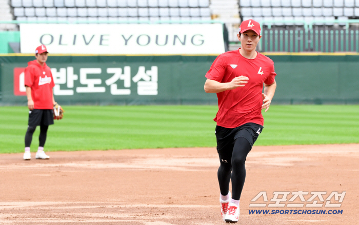  Park Sung Han ran on the rain-soaked ground