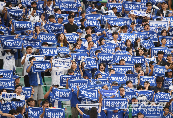  Samsung fans cheering enthusiastically