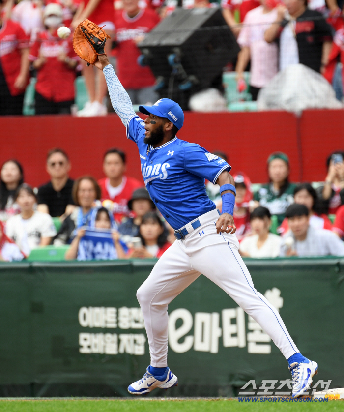  Shortstop Lee Jae-hyun, bad pitch, first baseman Diaz Ak