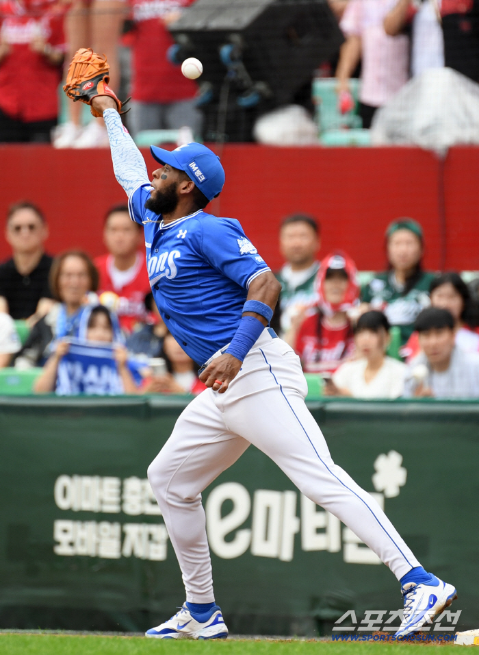  Shortstop Lee Jae-hyun's bad pitch first baseman Diaz's defense error
