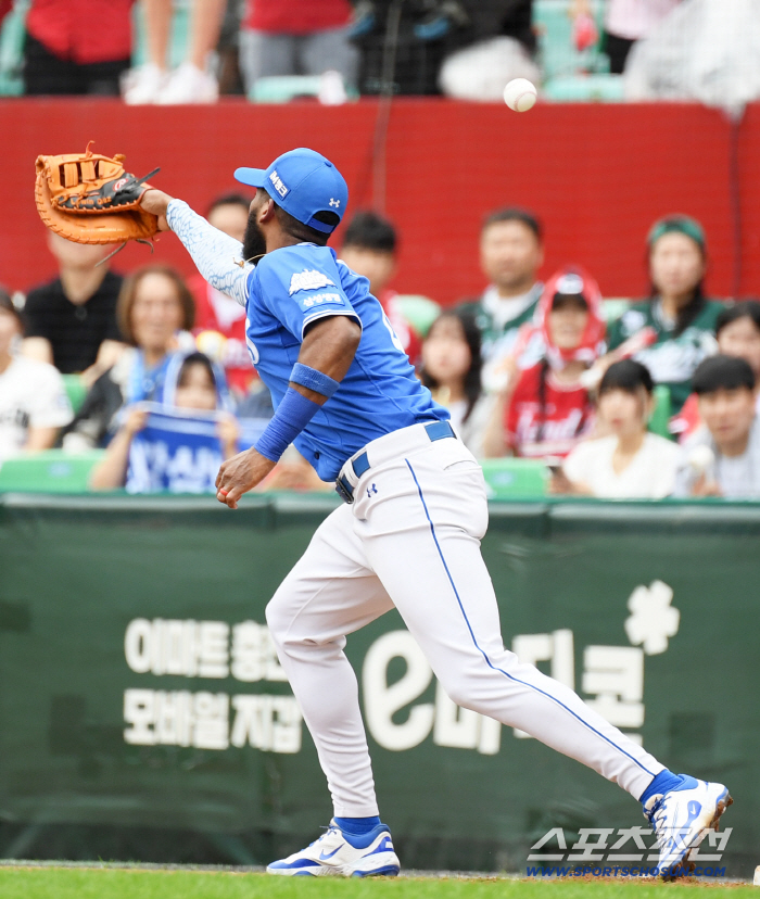  Shortstop Lee Jae-hyun's bad pitch first baseman Diaz's error