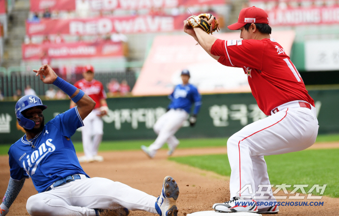  Shortstop Park Sung-han, 3rd baseman Choi Jeong finishes