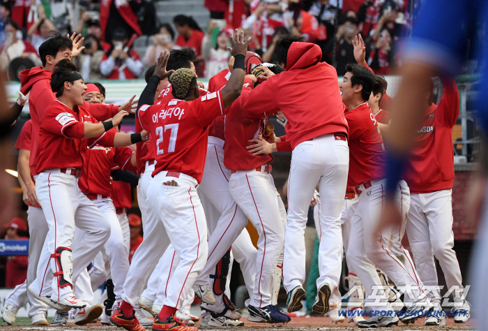  SSG won with a walk-off home run by Kim Sung-wook in the bottom of the ninth inning