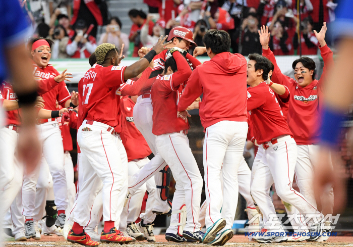  SSG won with a walk-off home run by Kim Sung-wook in the bottom of the ninth inning