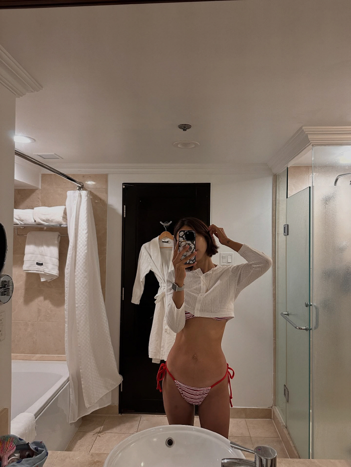 2 weeks after Kim Binwoo's surgery...She's fully recovered by revealing her bikini body